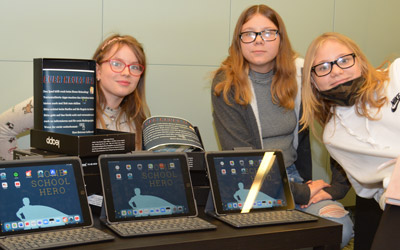 Die Schülerinnen freuen sich über die neuen Tablets (Foto: KJF/Simona Gerstenberg)
