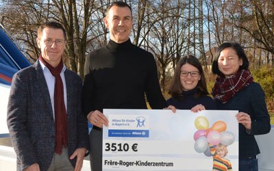 Der Scheck der Allianz für Kinder kommt dem Schwimmprojekt des Frère-Roger-Kinderzentrums zugute