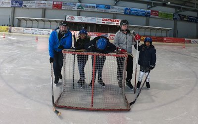 Kinder und Jugendliche aus dem Frère-Roger-Kinderzentrum waren mit Betreuer Henning Endruweit (li.) beim Eishockey spielen (Foto: KJF/Jochen Mayer und Martin Bernhard)