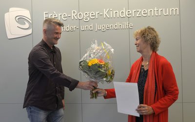 30 Jahre Engagement: Sebastian Rausch, Leiter Stationäres Wohnen im Frère-Roger-Kinderzentrum, verabschiedet Dr. Jenny Junghanß in den wohlverdienten Ruhestand (Foto: KJF/Ronja Mößbauer).