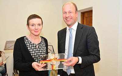 Landrat Martin Sailer übergab an Andrea Baumann ein Schild mit dem Wappen des Landkreises.