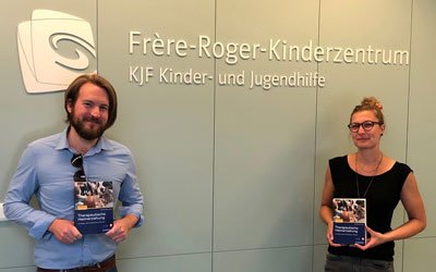 Markus Bauer und Manuela Paulak haben an dem Fachbuch "Therapeutische Heimerziehung" mitgewirkt (Foto: KJF/Michael Wagner).
