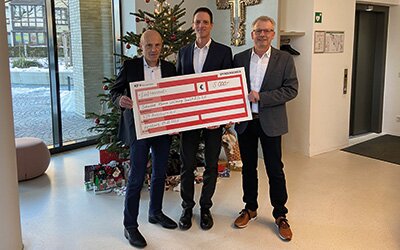 Einen Spendenscheck über 5.000 Euro überreichten Josef Albanese (Mitte) und Bernhard Herb (rechts) von der Firma Schuster Klima Lüftung GmbH & Co. KG an Markus Mayer (links), dem Vorstandsvorsitzenden der KJF Augsburg. Foto: KJF Augsburg / Simona Gerstenberg