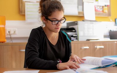 Viel allein sind Jugendliche im Moment. Der KJF Erziehungsberater gibt Eltern von Teenagern Tipps. Foto: KJF/Carolin Jacklin