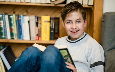 Der 13-jährige Lukas lebt seit vier Jahren in einer Wohngruppe für Kinder und Jugendliche mit Autismus im Frère-Roger-Kinderzentrum. Foto: KJF Augsburg/Barbara Gandenheimer Fotografie